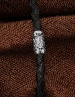 Браслет из белого золота c кожаным шнурком