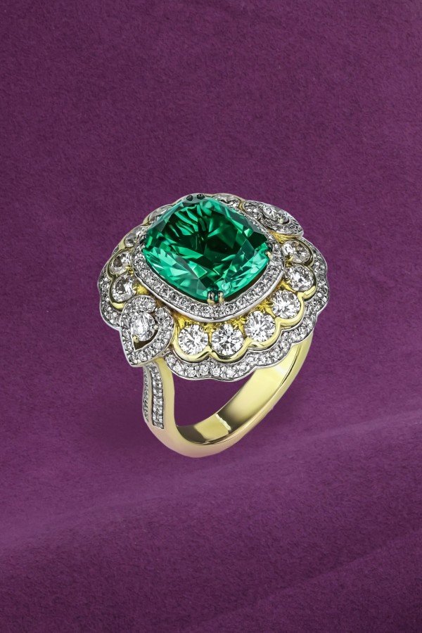 Кольцо из лимонного золота c бриллиантами и изумрудом