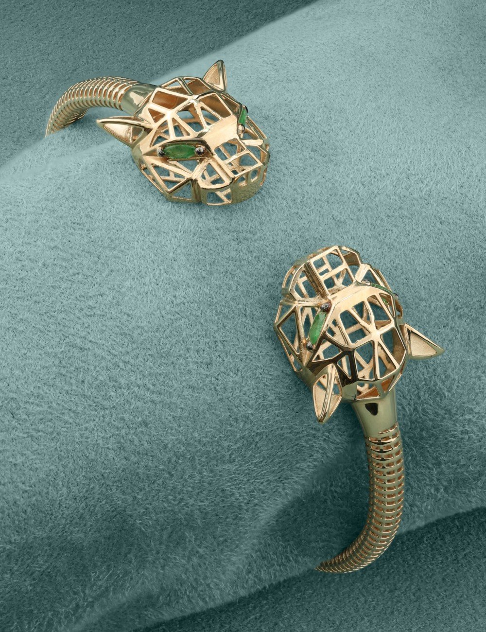 Браслет из золота c изумрудом