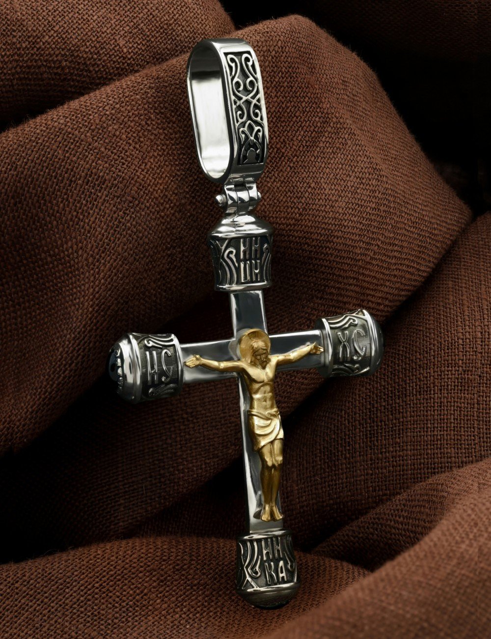 Крест из белого золота c ониксом