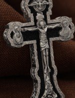 Крест из белого золота c эбеновым деревом