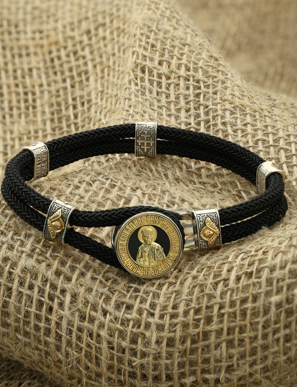 Браслет из серебра и золота c ониксом и шёлковым шнурком