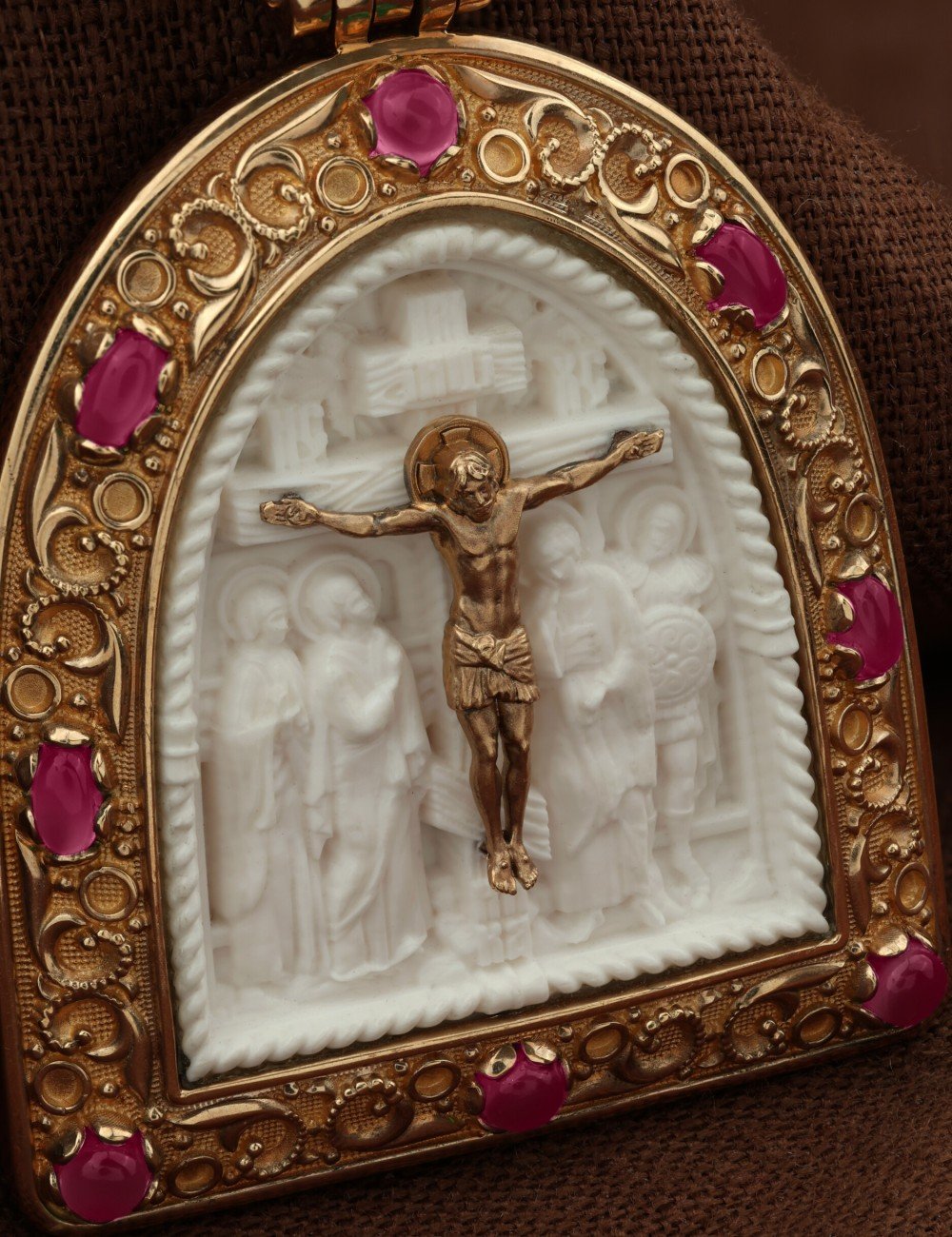 Образок из золота c эмалью, рубином и бивнем мамонта