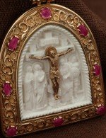 Образок из золота c эмалью, рубином и бивнем мамонта