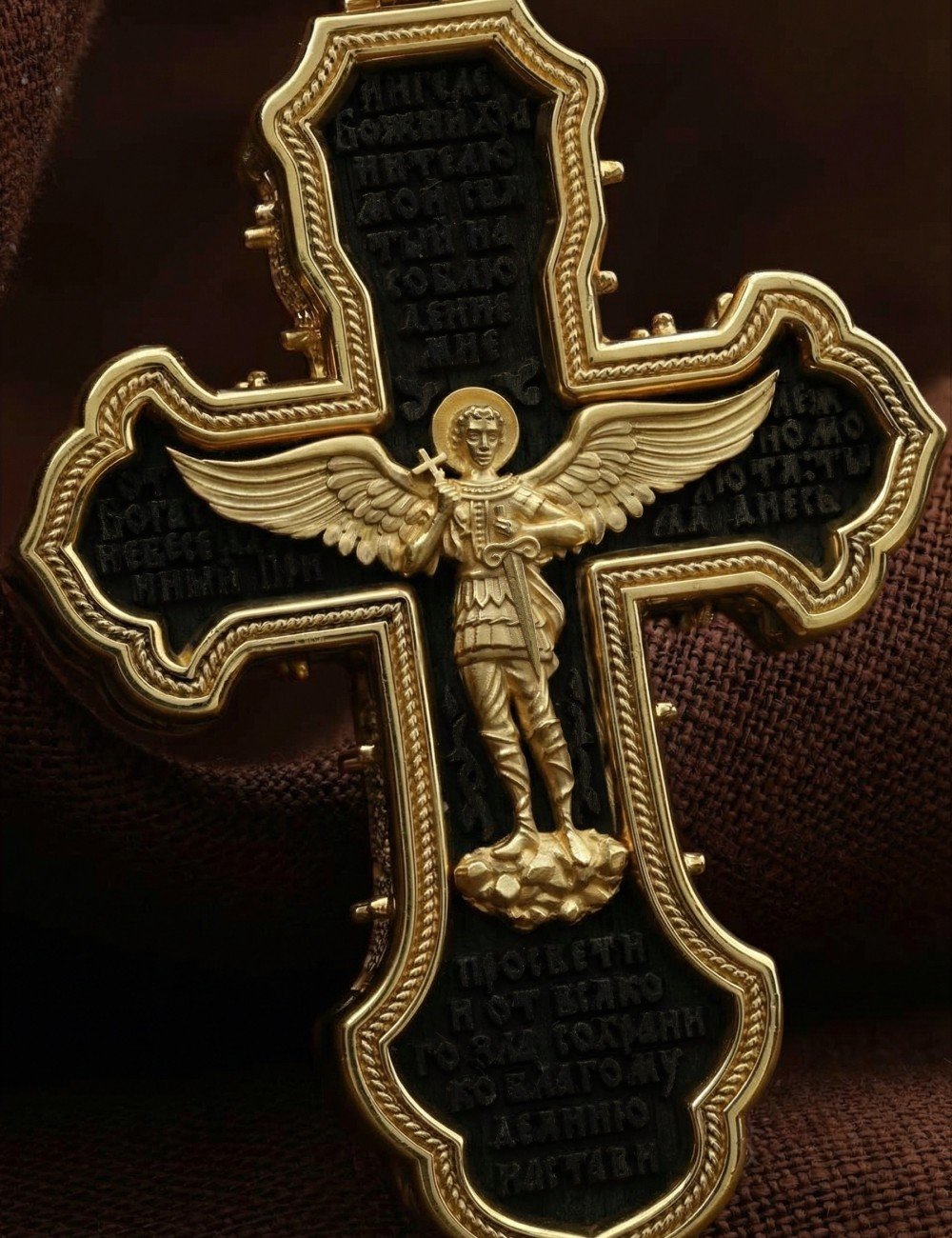 Крест из лимонного золота c эбеновым деревом