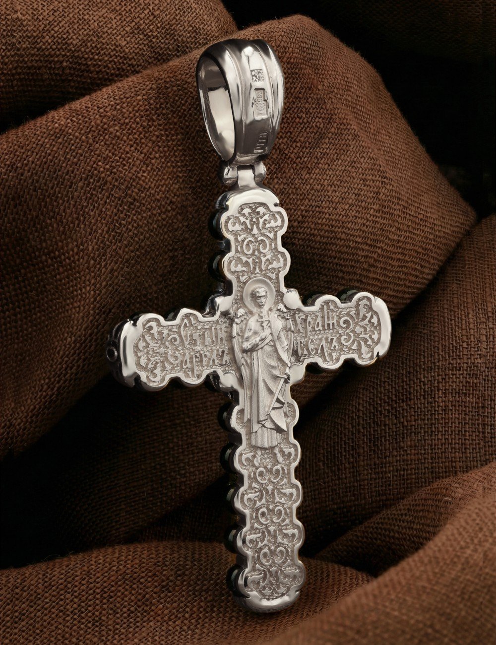 Крест из белого золота c ониксом