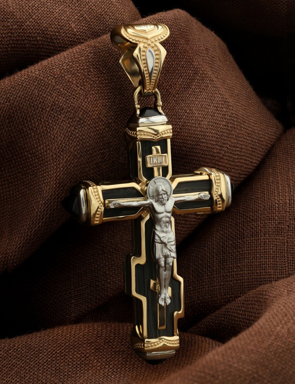 Крест из лимонного золота c ониксом и эбеновым деревом