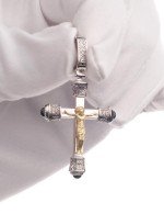 Крест из белого золота c ониксом