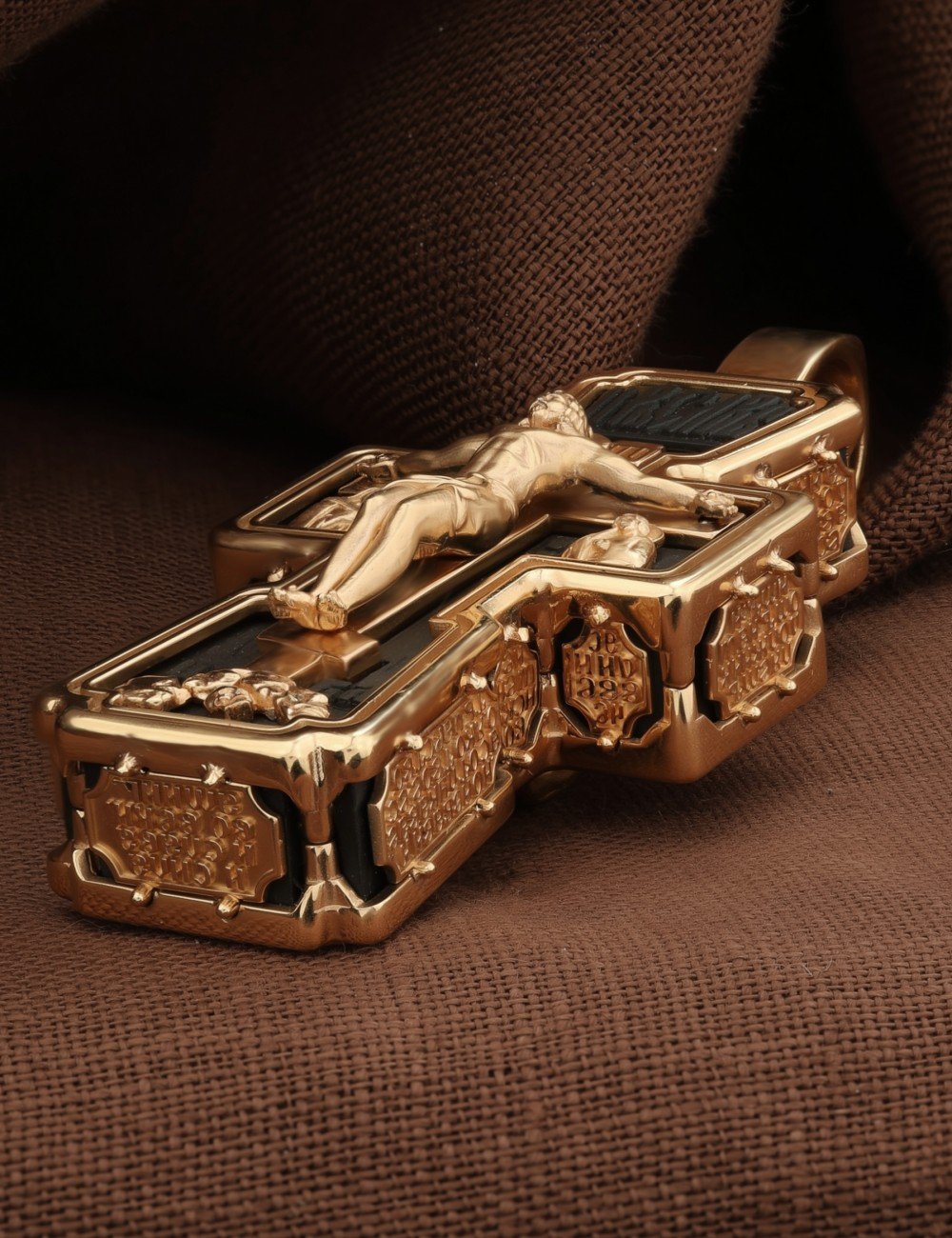 Крест из золота c эбеновым деревом