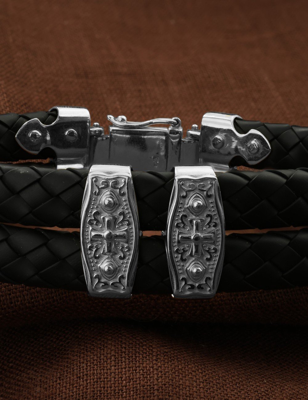 Браслет из белого золота c шнурком