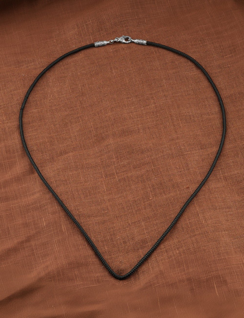 Шнурок шёлковый из белого золота c шёлковым шнурком