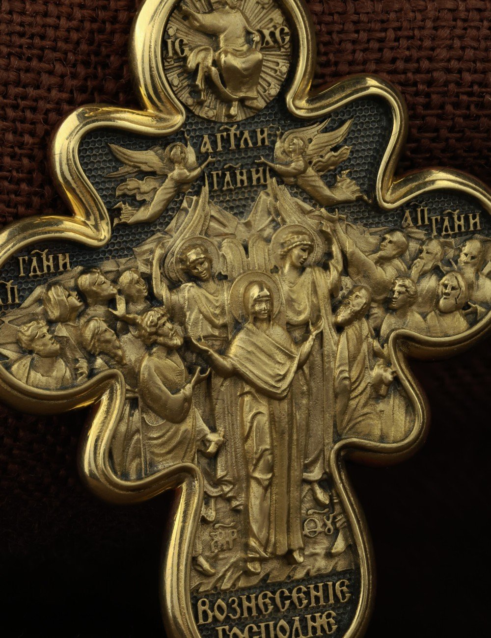 Крест из лимонного золота