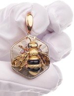 Подвеска из золота c эмалью, ониксом и эмалью