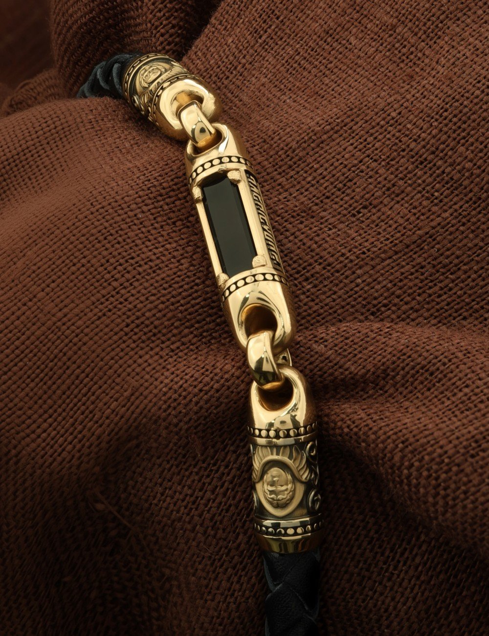 Браслет из лимонного золота c кожаным шнурком и ониксом