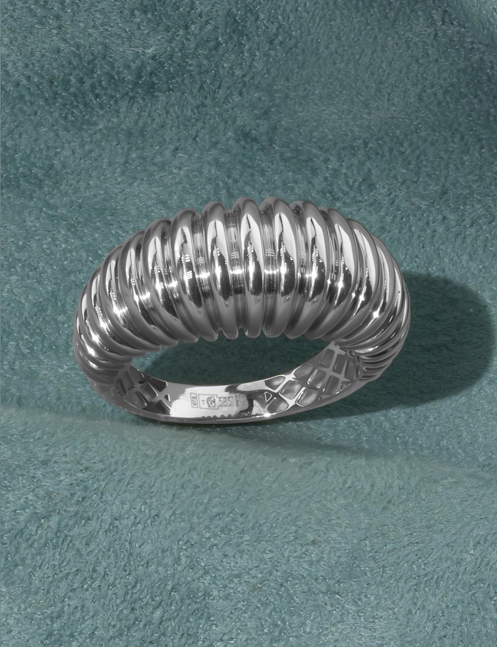 Кольцо из белого золота