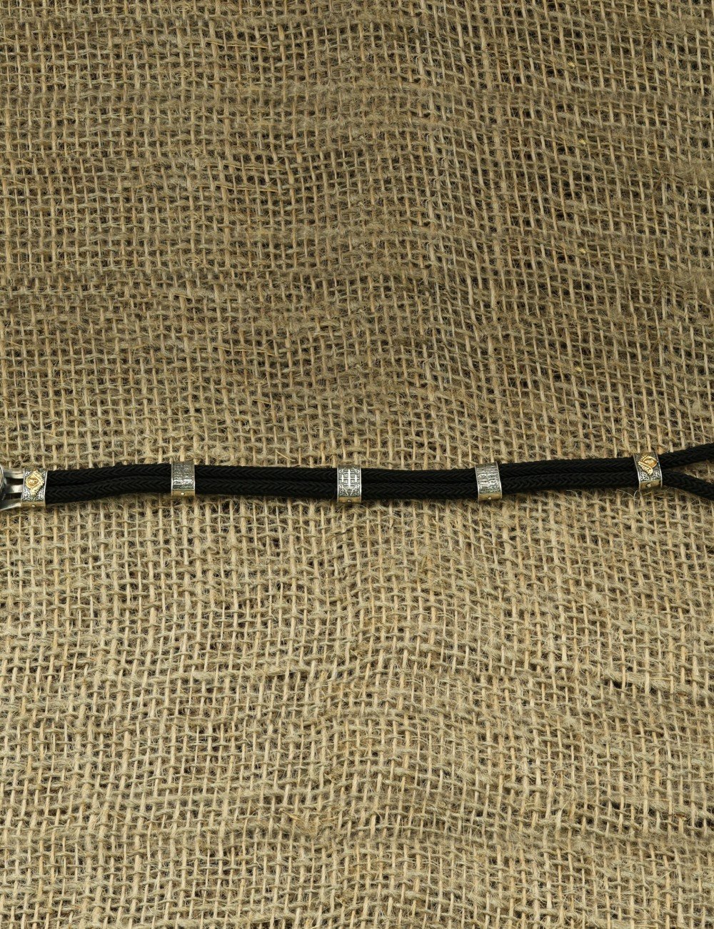 Браслет из серебра и золота c ониксом и шёлковым шнурком