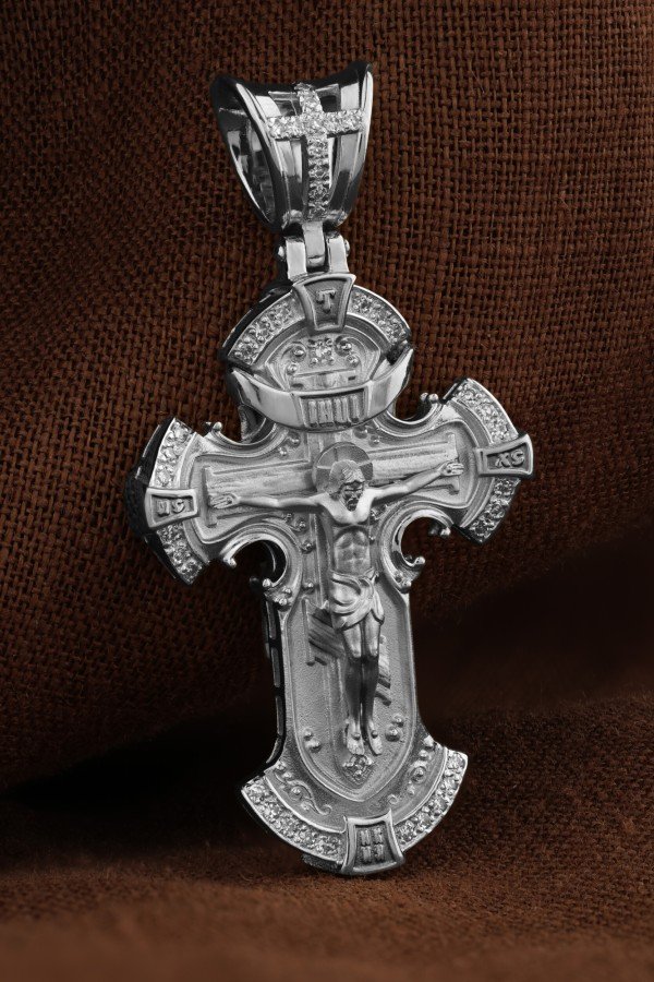 Крест из белого золота c бриллиантами