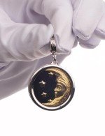 Подвеска из белого золота c ониксом и перламутром