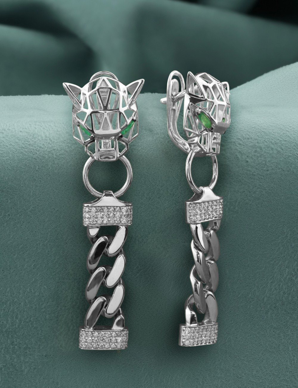 Серьги из белого золота c бриллиантами и изумрудом