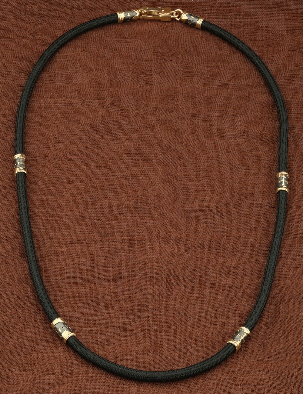 Шнурок шёлковый из лимонного золота c шёлковым шнурком