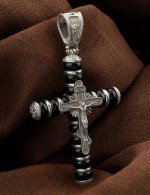 Крест из белого золота c ониксом