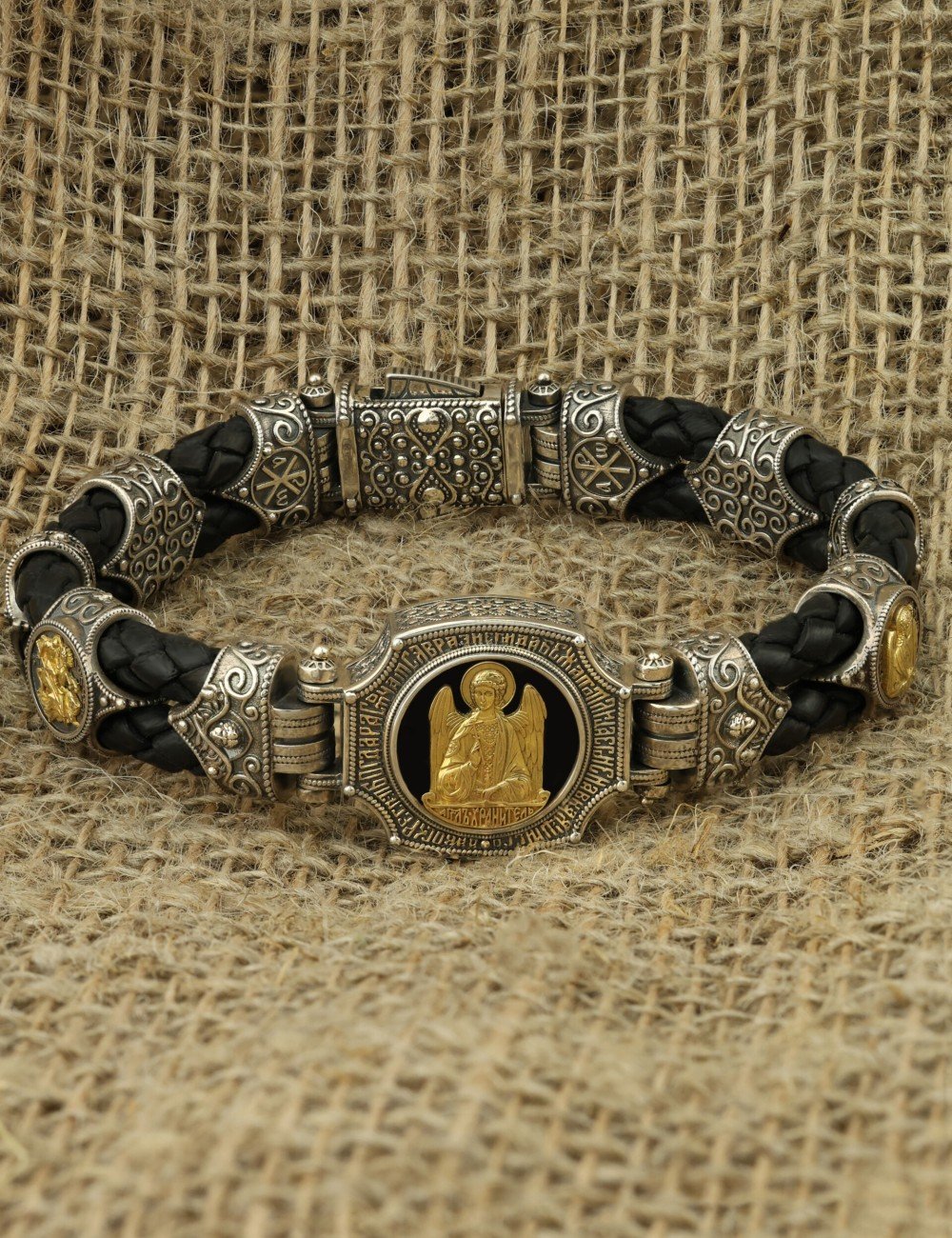 Браслет из серебра и золота c кожаным шнурком и ониксом