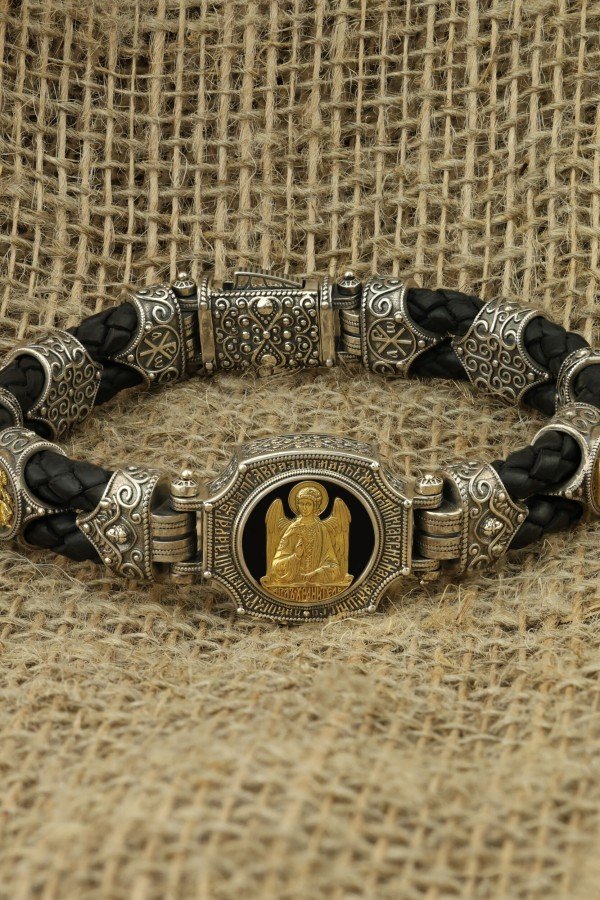 Браслет из серебра и золота c кожаным шнурком и ониксом