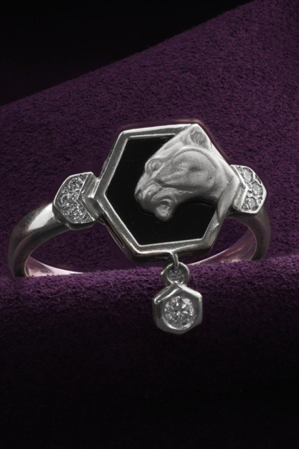 Кольцо из белого золота c бриллиантами и ониксом