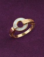 Кольцо из золота c бриллиантами и перламутром