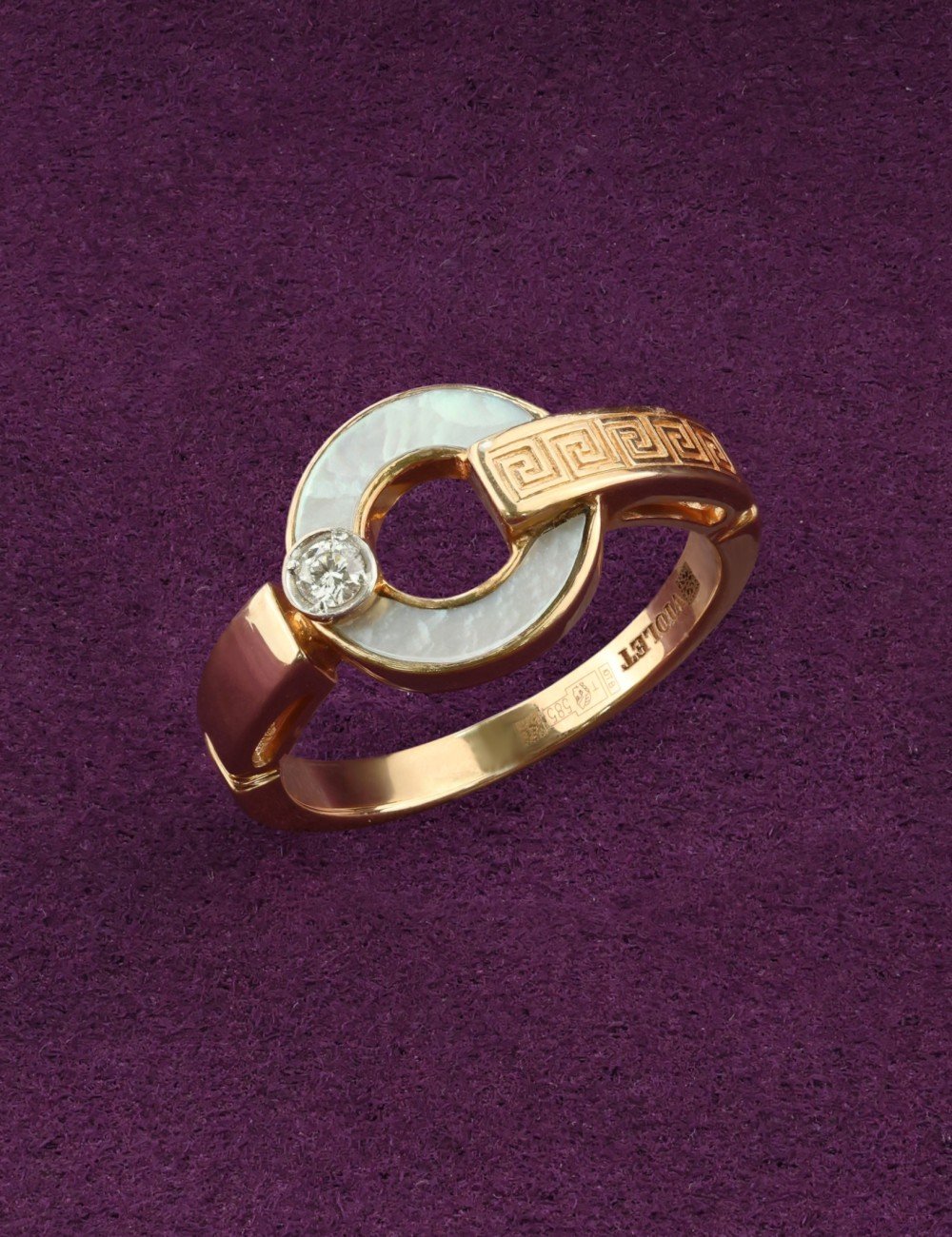 Кольцо из золота c бриллиантами и перламутром