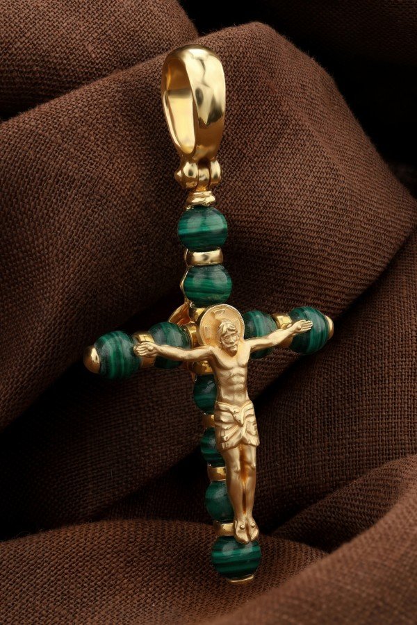 Крест из лимонного золота c малахитом