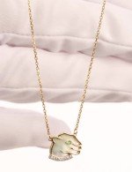 Колье из лимонного золота c бриллиантами, изумрудом и перламутром