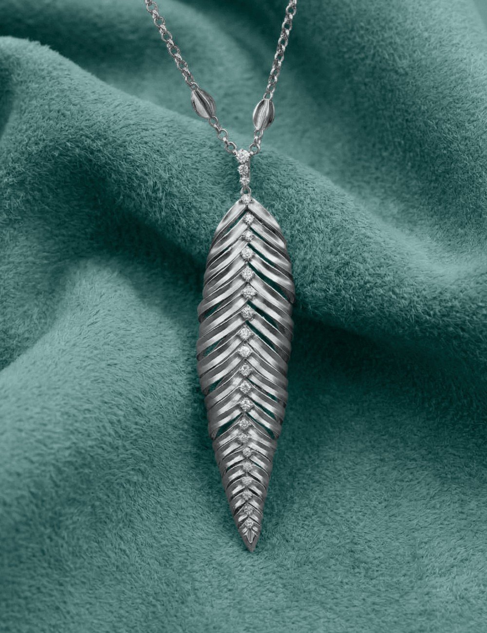 Колье из белого золота c бриллиантами