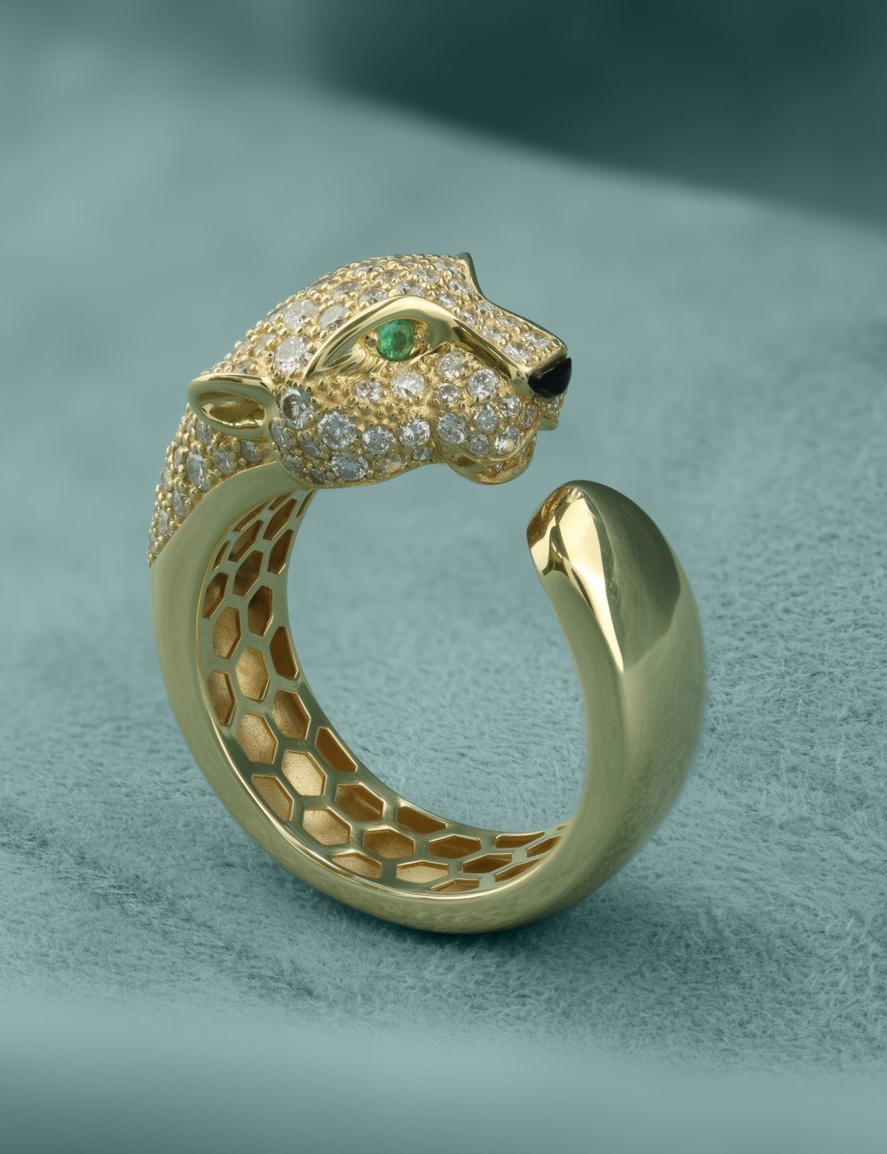 Кольцо из лимонного золота c бриллиантами, изумрудом и ониксом