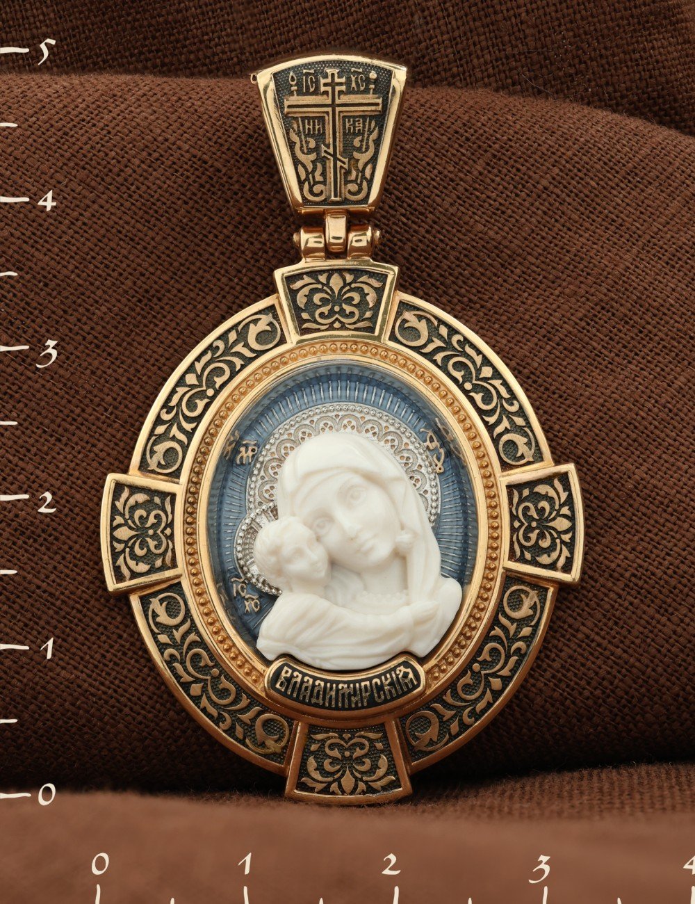 Образок из золота c эмалью и бивнем мамонта