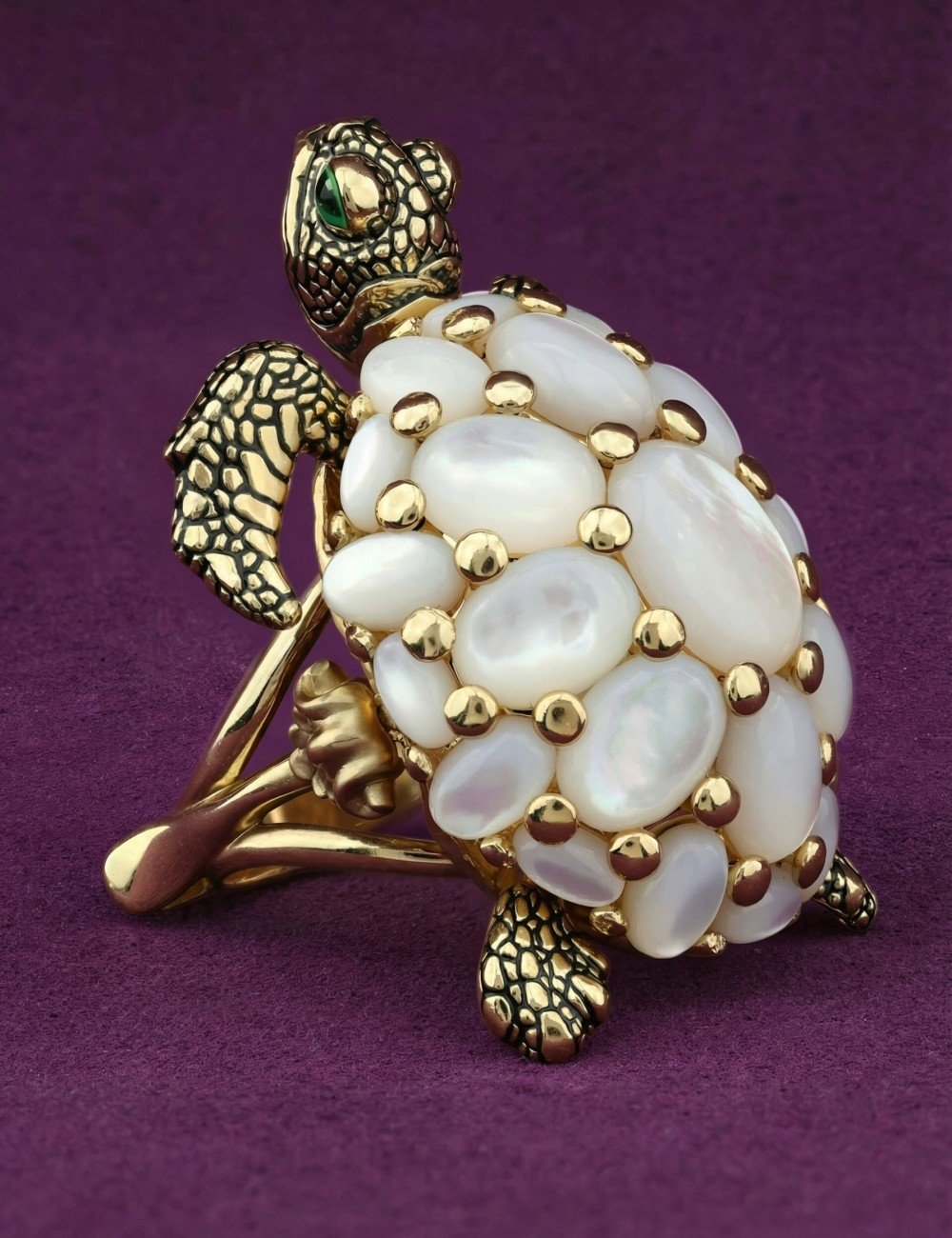 Кольцо из лимонного золота c эмалью и перламутром