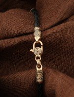 Браслет из золота c кожаным шнурком