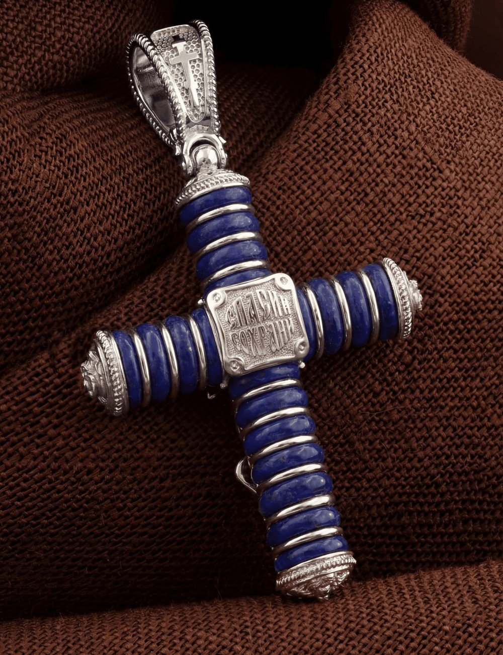 Крест из белого золота c лазуритом