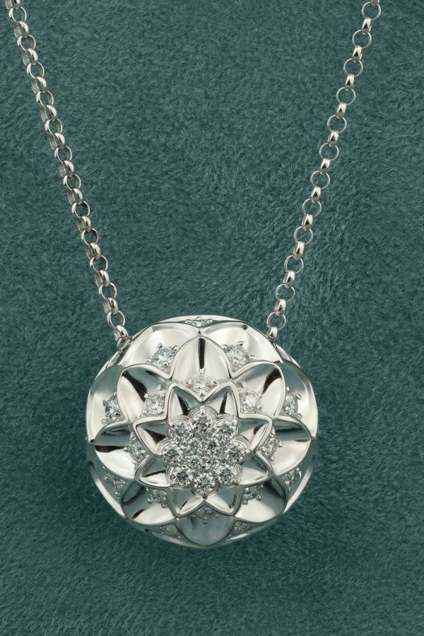 Колье из белого золота c бриллиантами