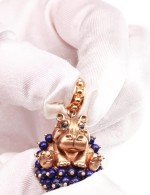 Подвеска из золота c эмалью и лазуритом