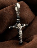 Крест из белого золота c ониксом