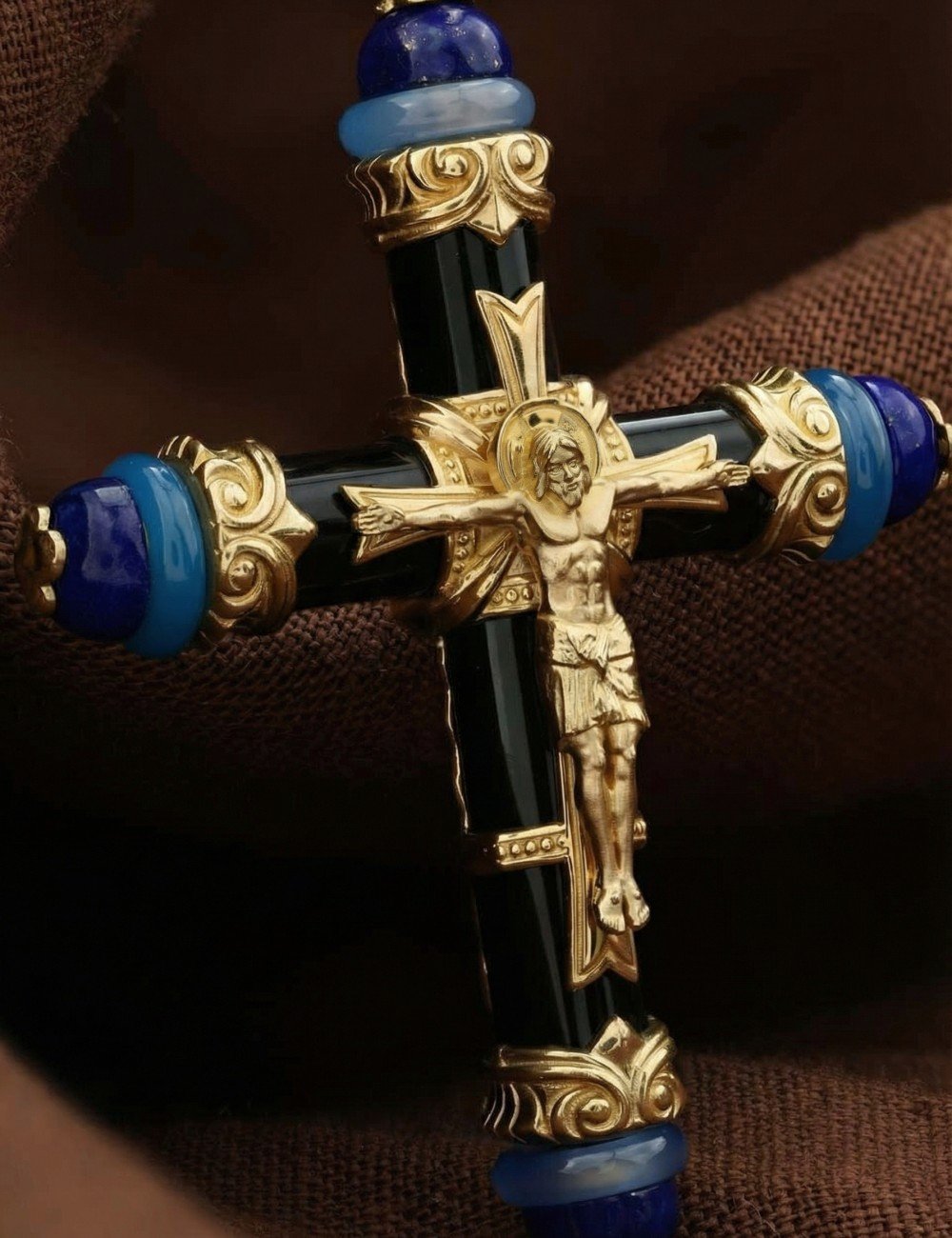 Крест из лимонного золота c ониксом, агатом и лазуритом