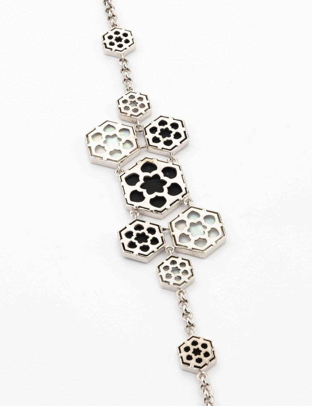 Браслет из белого золота c ониксом и перламутром