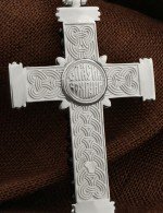 Крест из белого золота c ониксом