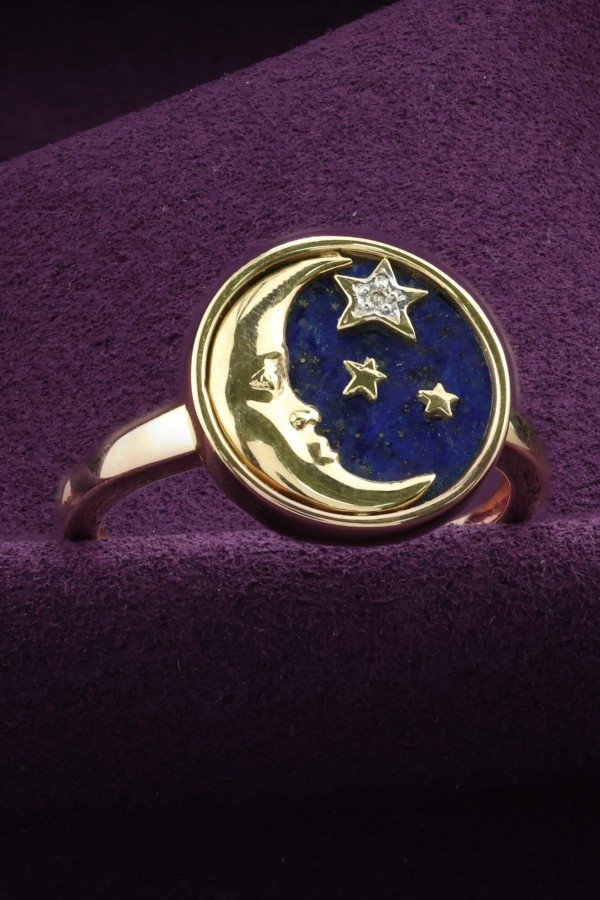 Кольцо из лимонного золота c бриллиантами и лазуритом