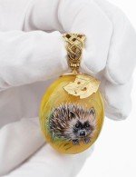 Подвеска из лимонного золота c росписным янтарём