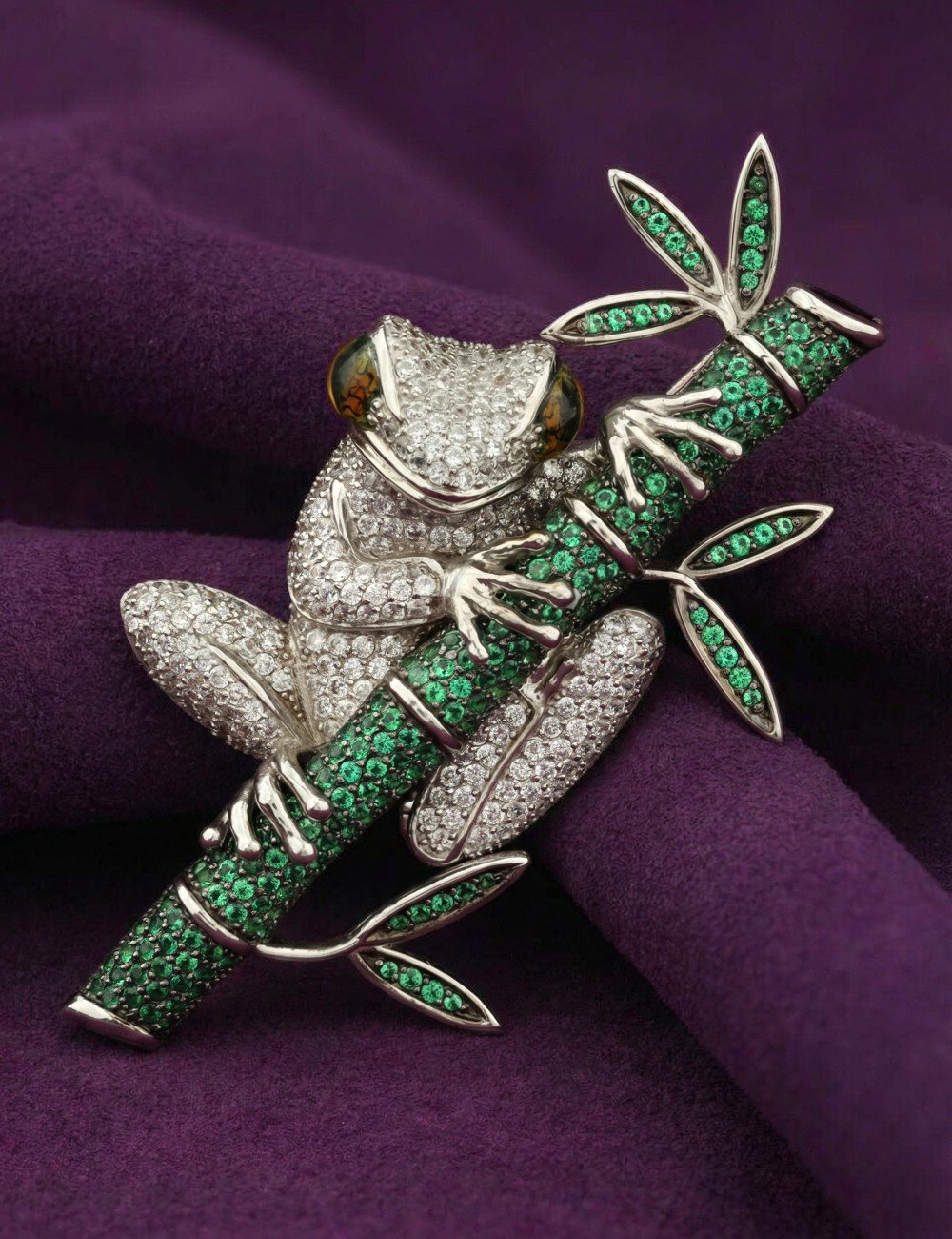 Брошь из белого золота c эмалью, фианитом и дымчатым кварцем