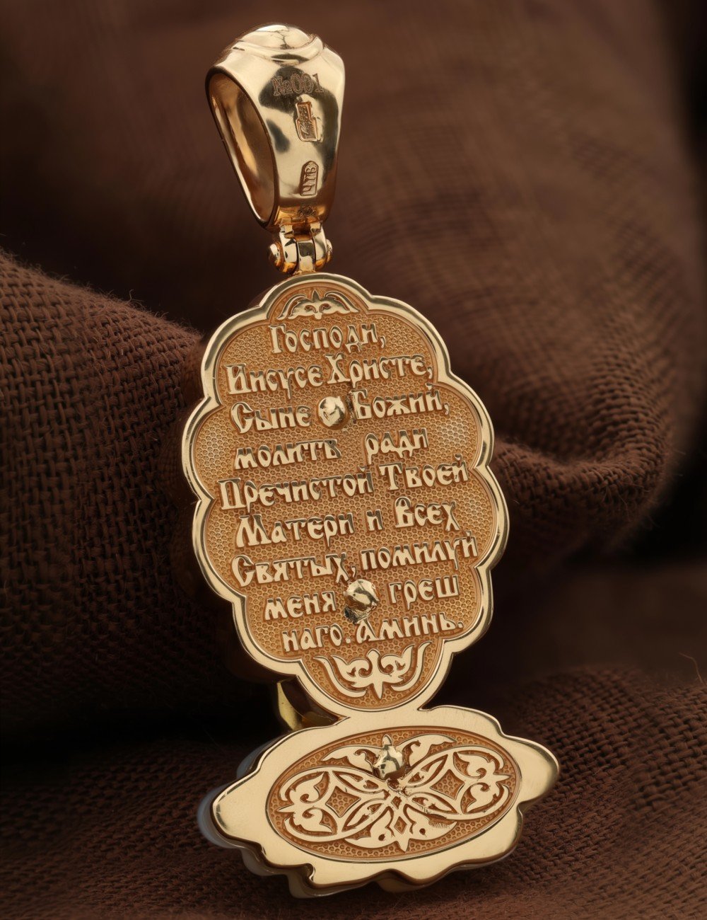 Образок из золота c бриллиантами и перламутром