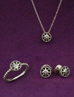 Серьги из белого золота c бриллиантами и ониксом