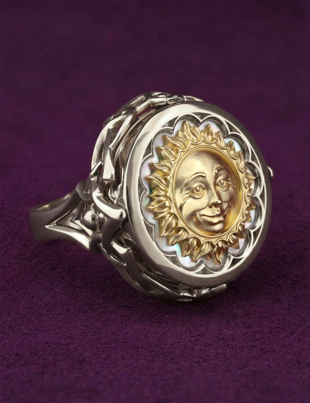 Кольцо из белого золота c ониксом и перламутром